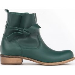 Botki z kokardą - skóra naturalna - model 458 - kolor zielony. Zielone botki damskie Zapato, z jeansu, eleganckie, z okrągłym noskiem, bez obcasa, na płaskiej podeszwie, bez zapięcia. W wyprzedaży za 279,30 zł.