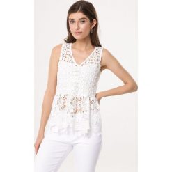 Biały Top Along With. Białe bluzki damskie Born2be, s, bez wzorów, z koronki, bez kołnierzyka. Za 89,99 zł.
