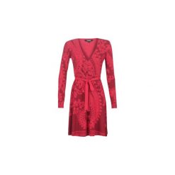 Sukienki krótkie Desigual MARLENE. Czerwone sukienki damskie Desigual, s, bez wzorów, bez kołnierzyka, z krótkim rękawem, krótkie, mini. Za 349,00 zł.