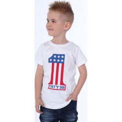 T-shirt chłopięcy z aplikacją biały NDZ4450. Białe t-shirty chłopięce Fasardi, z aplikacjami, bez rękawów. Za 39,00 zł.