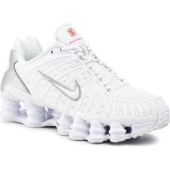 Buty NIKE - Shox Tl AR3566 100 White/White/Metallic Silver. Białe półbuty damskie Nike, bez wzorów, z tworzywa sztucznego, bez obcasa, na płaskiej podeszwie, bez zapięcia. W wyprzedaży za 499,00 zł.