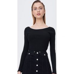 Dopasowana bluzka basic - Czarny. Czarne bluzki damskie Sinsay, s, bez wzorów, bez kołnierzyka, bez rękawów. Za 19,99 zł.