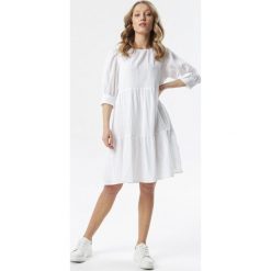 Biała Sukienka Lenzee. Białe sukienki damskie Born2be, na imprezę, s, w grochy, z tkaniny, z okrągłym kołnierzem, bez rękawów, mini, rozkloszowane. Za 99,99 zł.