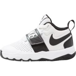 Nike Performance TEAM HUSTLE D 8 Obuwie do koszykówki white/black. Białe buty skate męskie Nike Performance, z gumy. Za 189,00 zł.