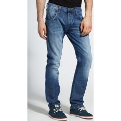 Wrangler - Jeansy Spencer. Niebieskie jeansy męskie slim Wrangler, z aplikacjami, z bawełny. W wyprzedaży za 229,90 zł.