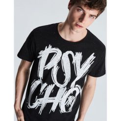 Koszulka Psycho - Czarny. Czarne koszulki męskie Cropp, s, bez wzorów, bez kołnierzyka, bez rękawów. W wyprzedaży za 29,99 zł.