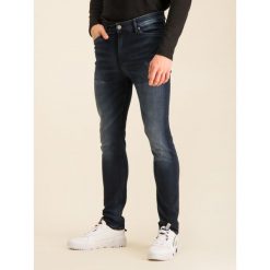 Jeansy Slim Fit Tommy Jeans DM0DM06881. Niebieskie jeansy męskie Tommy Jeans, m, bez wzorów, z elastanu. W wyprzedaży za 319,00 zł.