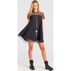 SUKIENKA TWINSET. Czarne bluzki damskie Twinset, na co dzień, w koronkowe wzory, z materiału, z okrągłym kołnierzem, bez rękawów, mini, proste. Za 699,00 zł.