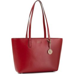 Torebka DKNY - Bryant Medium Tote R74A3014 Bright Red 620. Czerwone torebki klasyczne damskie DKNY, bez wzorów, ze skóry, klasyczne, bez dodatków. Za 889,00 zł.