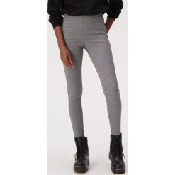 Wzorzyste legginsy z wysokim stanem - Biały. Białe legginsy damskie Sinsay, s, bez wzorów. Za 39,99 zł.