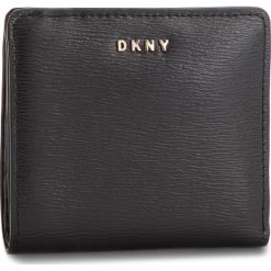 Mały Portfel Damski DKNY - Bryant Bifold Wallet R83Z3657 Blk/Gold BGD. Czarne portfele damskie DKNY, bez wzorów, ze skóry. W wyprzedaży za 239,00 zł.