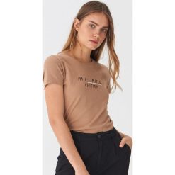 T-shirt z napisem - Brązowy. Pomarańczowe t-shirty damskie House, s, z napisami, bez kołnierzyka. W wyprzedaży za 15,99 zł.