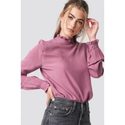 Rut&Circle Bluzka ze stójką - Pink. Różowe bluzki damskie marki Rut&Circle, bez wzorów, ze stójką, z długim rękawem. Za 161,95 zł.