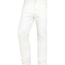 Earnest Sewn BRYANT SLOUCHY Jeansy Slim Fit off white. Białe jeansy męskie relaxed fit Earnest Sewn. W wyprzedaży za 587,30 zł.