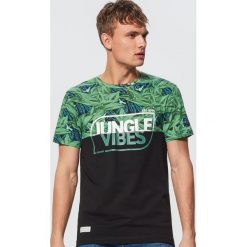Koszulka Jungle Vibes - Czarny. Czarne koszulki męskie Cropp, s, bez wzorów, bez kołnierzyka, bez rękawów. Za 44,99 zł.