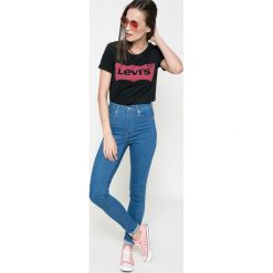 Levi's - Jeansy Mile. Czerwone jeansy damskie marki Levi's®, z elastanu, z podwyższonym stanem. W wyprzedaży za 289,90 zł.