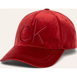 Calvin Klein - Czapka. Brązowe czapki damskie Calvin Klein, bez wzorów, z poliesteru. W wyprzedaży za 129,90 zł.
