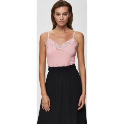 Top w kolorze jasnoróżowym. Różowe topy damskie Selected Femme, l, w koronkowe wzory, z koronki, bez kołnierzyka. W wyprzedaży za 65,95 zł.