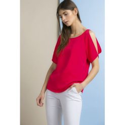 Bluzka z odkrytymi ramionami. Bluzki damskie Monnari, bez wzorów, eleganckie, z dekoltem na plecach, z krótkim rękawem. Za 89,50 zł.