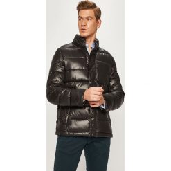 Pepe Jeans - Kurtka Hugh. Czarne płaszcze męskie Pepe Jeans, s, bez wzorów, z poliesteru, krótkie, z kapturem. W wyprzedaży za 499,90 zł.