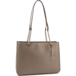 Torebka DKNY - Bryant Lg Shppr Tote R74A3008 Dune DUN. Brązowe torebki klasyczne damskie DKNY, bez wzorów, ze skóry, klasyczne, bez dodatków. W wyprzedaży za 649,00 zł.