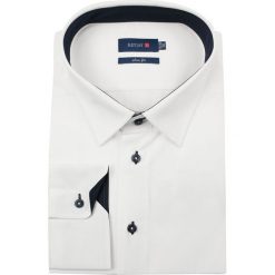Biała Elegancka Koszula Męska z Długim Rękawem -REY JAY- Slimowana, Ciemne Granatowe Dodatki KSDWRJrap115010SL. Białe koszule męskie Rey Jay, m, bez wzorów, z tkaniny, eleganckie, bez kołnierzyka, z długim rękawem. W wyprzedaży za 59,00 zł.