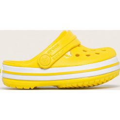 Crocs - Klapki dziecięce. Żółte sandały dziewczęce Crocs, z gumy, z okrągłym noskiem, bez zapięcia. Za 139,90 zł.