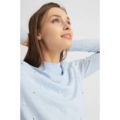 Swetry klasyczne damskie: Sweter z koralikami
