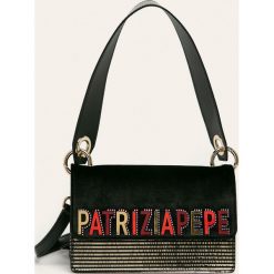 Patrizia Pepe - Torebka skórzana. Czarne listonoszki damskie Patrizia Pepe, w paski, ze skóry, na ramię, małe, bez dodatków. W wyprzedaży za 699,90 zł.