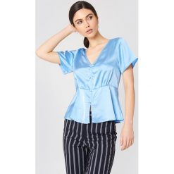 Rut&Circle Bluzka z guzikami Ines - Blue. Niebieskie bluzki damskie Rut&Circle, bez wzorów, z satyny, bez kołnierzyka, bez rękawów. W wyprzedaży za 48,78 zł.