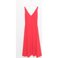 Sukienka. Czerwone sukienki damskie koktajlowe marki Simple, na zimę, z tkaniny. Za 399,90 zł.