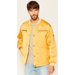 Kurtka bomber Guess New Varsity M0YL52 WD300. Żółte kurtki męskie Guess, m, z aplikacjami, bez kaptura. Za 699,00 zł.