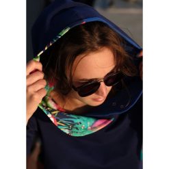 Bluza damska Papugi. Czarne bluzy z nadrukiem damskie marki Pakamera, z bawełny. Za 169,00 zł.