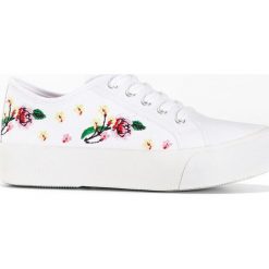Sneakersy na podeszwie platformie bonprix biały. Białe sneakersy damskie bonprix. Za 84,99 zł.