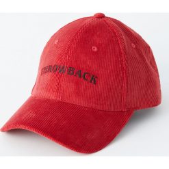 Czerwona sztruksowa czapka z haftem. Czerwone czapki męskie Pull&Bear, z haftami, ze sztruksu. Za 59,90 zł.