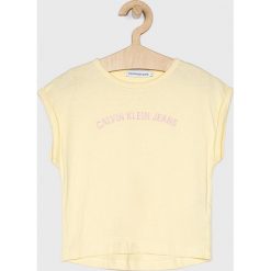 Calvin Klein Jeans - Top dziecięcy 104-176 cm. Różowe bluzki dziewczęce Calvin Klein Jeans, z nadrukiem, z bawełny, z okrągłym kołnierzem, z krótkim rękawem, krótkie, bez kaptura. Za 119,90 zł.