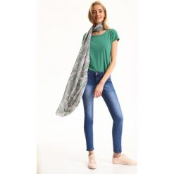 CHUSTA DAMSKA W KWIATY. Zielone chusty damskie Top Secret, na lato, w kwiaty, z tkaniny, biznesowe. W wyprzedaży za 19,99 zł.