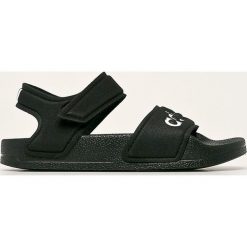 Adidas - Sandały dziecięce Adilette. Czarne sandały dziewczęce Adidas, z gumy, z okrągłym noskiem, bez zapięcia. Za 119,90 zł.