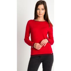 Czerwony sweter z kontrastową lamówką QUIOSQUE. Czerwone bez kategorii QUIOSQUE, uniwersalny, z dzianiny, z kontrastowym kołnierzykiem. W wyprzedaży za 89,99 zł.