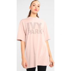 Topy sportowe damskie: Ivy Park DOTS LOGO FITTED TEE Tshirt z nadrukiem shadow grey