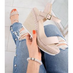Sandałki damskie Ideal Shoes U-6292 Beżowe. Brązowe sandały damskie Ideal Shoes, bez wzorów, z tworzywa sztucznego, klasyczne, na wysokim obcasie, na koturnie, bez zapięcia. Za 99,00 zł.