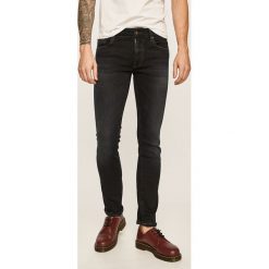 Guess Jeans - Jeansy Angels. Niebieskie jeansy męskie Guess Jeans, m, z aplikacjami, z obniżonym stanem. Za 559,90 zł.