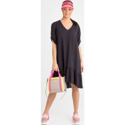 SUKIENKA U&B TWINSET. Czarne sukienki damskie Twinset U&B, na co dzień, s, z aplikacjami, z materiału, bez kołnierzyka, bez rękawów, midi, proste. Za 728,10 zł.