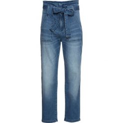 Dżinsy z wysoką talią i wiązanym paskiem bonprix niebieski "bleached”. Niebieskie jeansy damskie bonprix, z jeansu. Za 119,99 zł.