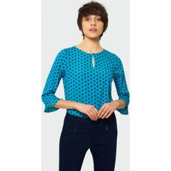 Elegancka bluzka w kropki. Szare bluzki damskie Greenpoint, bez wzorów, z poliesteru, eleganckie, bez kołnierzyka, bez rękawów. Za 29,99 zł.