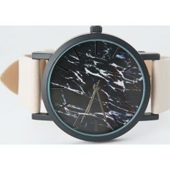 Zegarek z nadrukiem marmuru. Różowe zegarki damskie marki Pull&Bear. Za 69,90 zł.