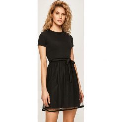Red Valentino - Sukienka. Czarne sukienki damskie Red Valentino, na co dzień, s, bez wzorów, z elastanu, casualowe, z okrągłym kołnierzem, z krótkim rękawem, krótkie, mini, rozkloszowane. Za 1399,00 zł.