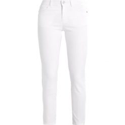 Sisley MEDIUM RISE 5 POCKET Jeansy Slim Fit white. Białe jeansy damskie relaxed fit marki Sisley, z bawełny. Za 259,00 zł.