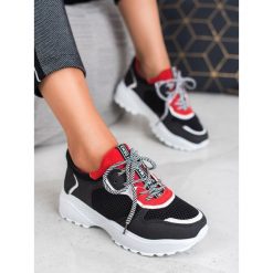 MODNE CZARNE SNEAKERSY. Czarne trampki i tenisówki damskie SHELOVET, bez wzorów, bez zapięcia. Za 99,90 zł.