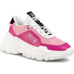 Sneakersy VERSACE JEANS COUTURE - E0VVBSC1 71365 400. Różowe półbuty damskie Versace Jeans Couture, z jeansu. Za 799,00 zł.